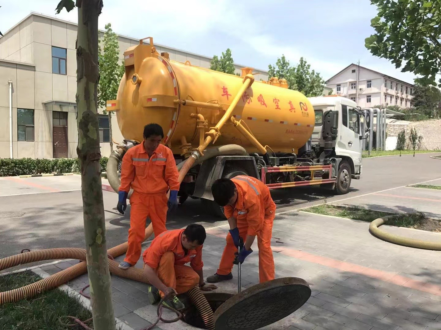 五通桥管道疏通车停在窨井附近